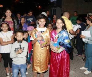 El Movimiento de Renovación Carismática de la parroquia Salvador del Mundo de la colonia Cerro Grande realizó las posadas. Foto: Alejandro Amador/EL HERALDO.