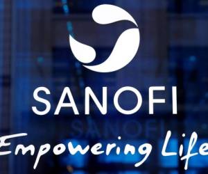 El logo de la farmacéutica francesa Sanofi en su sede en París. Sanofi aseguró que pondrá su vacuna a disposición de todos los países después que su CEO dijo que Estados Unidos tendría prioridad de acceso. (AP Foto/Christophe Ena, File)