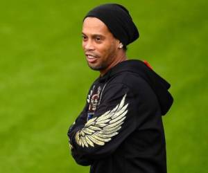 El ex futbolista brasileño Ronaldinho es retratado durante una sesión de entrenamiento.