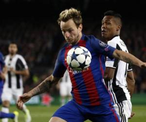 Barcelona's Ivan Rakitic fights for the ball with Juventus' Alex Sandro, right, during the Champions League quarterfinal second leg soccer match between Barcelona and Juventus at Camp Nou stadium in Barcelona, Spain, Wednesday, April 19, 2017. (AP Photo/Emilio Morenatti)