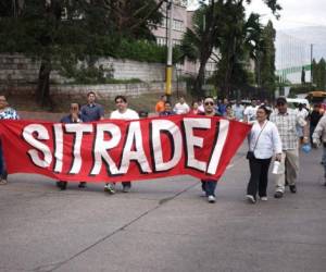 Un grupo de personas del Sindicato de Trabajadores de la Dirección Ejecutiva de Ingresos protestaron este lunes y exigieron su reintegro en la extinta institución pública, foto: El Heraldo.