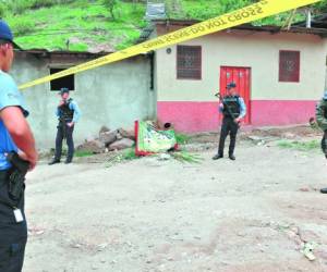 El cuerpo de José García quedó frente a la casa en el sector 8B (Foto: Estalin Irías / El Heraldo Honduras/ Noticias de Honduras).