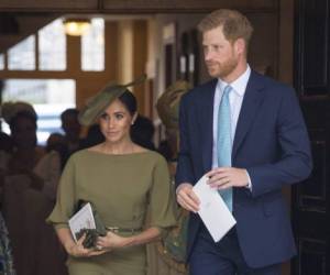 Harry y Meghan no saliendo de la capilla dónde se realizó el bautismo del príncipe Louis.