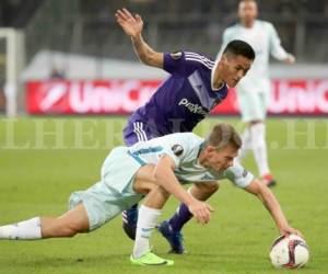 El volante hondureño Andy Nájar trata de quitarle el balón a Azevedo Junior (Foto: Agencia AFP)