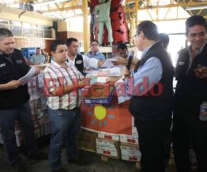 Jorge Jiménez, del Frente Amplio, recibe el censo por parte de los magistrados del Tribunal Supremo Electoral.