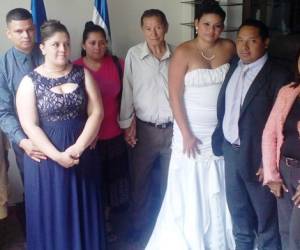 Diez parejas se casaron en el Consulado de Honduras en El Salvador.