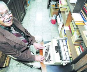 Mario Hernán conserva su máquina de escribir que compró hace 50 años.