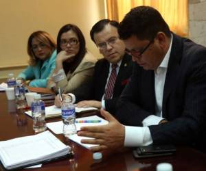 El ministro Marlon Escoto se reunió ayer con la Comisión de Educació del Congreso Nacional.