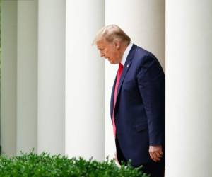 El presidente de los Estados Unidos, Donald Trump, llega para una conferencia de prensa sobre China el 29 de mayo de 2020, en el Jardín de las Rosas de la Casa Blanca en Washington, DC. Trump dijo el viernes que Estados Unidos restringirá a los estudiantes chinos y comenzará a revertir el estatus especial de Hong Kong en aduanas y otras áreas a medida que Beijing impone una controvertida ley de seguridad. / AFP / MANDEL NGAN