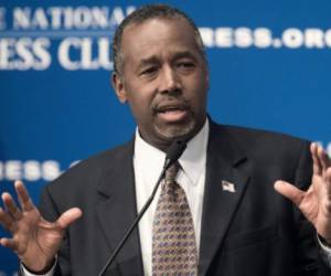 El secretario de Vivienda de Estados Unidos Ben Carson --único negro del nuevo gobierno-- generó polémica.