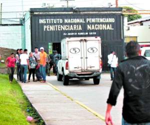 En medio del llanto de familiares, las autoridades realizaron el reconocimiento legal del cadáver de Santos Evelio Fúnez en la Penitenciaría Nacional.