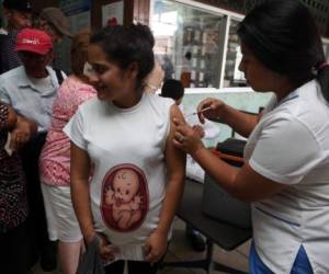 Las mujeres en estado de gestación deben recibir la vacuna, pues se encuentran en riesgo por su condición.Foto: Johny Magallanes/EL HERALDO