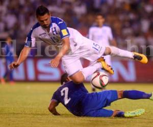 El jugador hondureño Roger Espinoza jugando uno de los partidos con la Selección Nacional de Honduras.