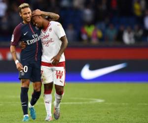 El delantero brasileño de Paris Saint-Germain, Neymar, se ríe del delantero brasileño de Burdeos Malcom al final del partido de fútbol francés L1 entre Paris Saint-Germain y Burdeos en el estadio Parc des Princes en París el 30 de septiembre de 2017. / AFP FRANCK FIFE