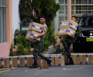Military personnel deliver electoral kits to polling stations across Quito on February 18, 2017 on the eve of the country's presidential election.Ecuador's February 19 general elections will decide who succeeds leftist President Rafael Correa after a decade in power. / AFP PHOTO / Rodrigo BUENDIA