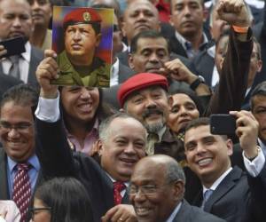 Miembro de la Asamblea Constituyente Diosdado Cabello (C) tiene una foto del último presidente venezolano Hugo Chávez mientras se postula para un selfie con otros compañeros de la Asamblea, fuera del Congreso Nacional durante la instalación de la Asamblea en Caracas el 4 de agosto . Foto AFP