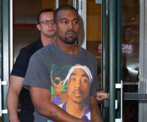 Kanye West explotó, ya que también criticó a su buen amigo Jay-Z, ya que, aparentemente, Jay y esposa Beyoncé no fueron a ver a Kim Kardashian después del robo que sufrió en París.