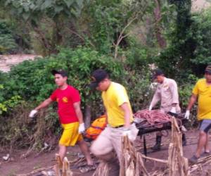 El cuerpo rescatado llevaba varios días atrapados en unas ramas (Foto: El Heraldo Honduras/ Noticias de Honduras)