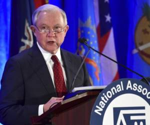 El secretario de Justicia, Jeff Sessions, pronuncia un discurso ante la reunión de invierno de la Asociación Nacional de Fiscales Generales en Washington. Sessions tiene previsto hablar ante la Asociación de Policías de California para hacer lo que sido descrito como un anuncio importante sobre las políticas santuario. (Foto: AP)