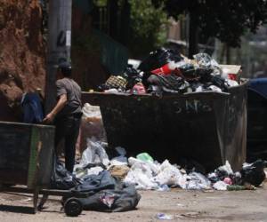 Sacar la basura en horarios que no pasa el camión recolector, genera acumulación de desechos en contenedores y las calles. Foto:Johny Magallanes/EL HERALDO.