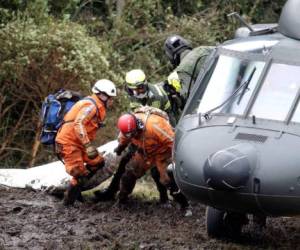 Rescatistas recuperan los cuerpos de las víctimas mortales de un accidente de un avión ucraniano en Shahedshahr, en el suroeste de la capital de Irán, Teherán, el 8 de junio de 2020. (AP Foto/Ebrahim Noroozi)