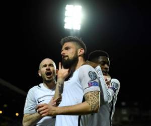 Olivier Giroud celebra una de sus anotaciones ante Luxemburgojunto a Christophe Jallet y Ousmane Dembele (Foto: Agencias/AFP)