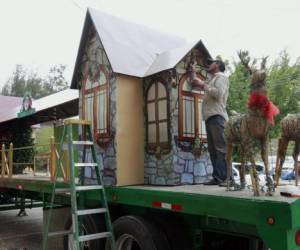 Las autoridades de Idecoas ya tienen su carroza preparada en un 70 por ciento. La fábrica de Santa es la temática en este año. Foto: Alejandro Amador/EL HERALDO.