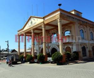 El palacio municipal, de corte clásico, es otra de las construcciones del exalcalde.