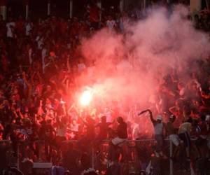 Los aficionados al fútbol de Panamá celebran la victoria de su equipo por 2-1 sobre Costa Rica al final de un partido de fútbol de la Copa Mundial de Rusia 2018 en la Ciudad de Panamá.