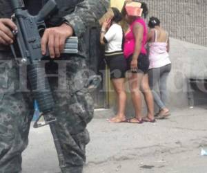 Hasta el momento varias personas - la mayoría de ellas mujeres- han sido detenidas en los moteles saturados por los uniformados. (Foto: Estalin Irías/ El Heraldo Honduras/ Noticias de Honduras)