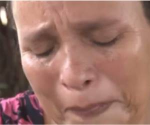 Con lágrimas rodando por su cara, la luchadora hondureña denunció la lamentable acción.