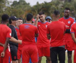 Troglio platicó con el grupo antes de iniciar el entrenamiento. Las caras serias y largas estuvieron a la orden del día.