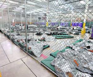 Uno de los albergues para migrantes habilitado en Nogales, Arizona, mantiene a decenas de niños centroamericanos durmiendo en el suelo y arropados por colchas térmicas improvisadas.