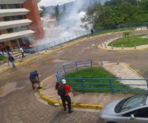 Varias bombas lacrimógenas fueron lanzadas a los estudiantes que mantenían el edificio de la UNAH tomado.