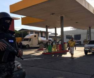 Esta gasolinera propiedad del exjefe policial Jorge Alberto Barralaga fue asegurada este lunes por agentes de la Atic.