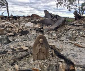 Fue lo único que quedó en pie, luego del gran incendio que dejó todas las pertenecías de la familia reducidas a cenizas.