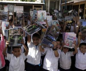 Los alumnos posan para el lente de EL HERALDO después de recibir sus útiles escolares. Foto : Johny Magallanes/ EL HERALDO