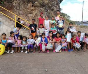 Muñecas, carros, juegos mentales y libros para colorear, además de bombones y galletas, fueron parte de los presentes que San Nicolás llevó a los pequeños hasta su comunidad.