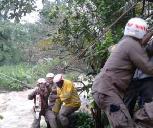 Al menos seis personas fueron rescatadas en el sector de la aldea San Carlos, Omoa. (Foto: El Heraldo Honduras/ Noticias Honduras hoy)
