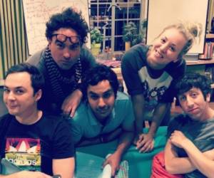 Kaley Cuoco junto al elenco de la serie 'La teoria del Big Bang'. Fotos: Instagram normancook.