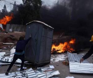 Decenas de simpatizantes de la Alianza de Oposición protestaron este jueves en Tegucigalpa frente a las bodegas del TSE. Foto AFP