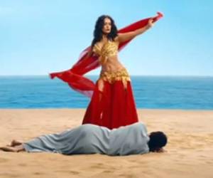 En los archivos de Facebook, Hayek luce una vestimenta árabe. De rojo y dorado le baila a un hombre que yace en una playa.