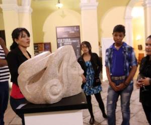 El público apreció el trabajo de la artista hondureña que exhibe su obra en el Museo para la Identidad Nacional (MIN).