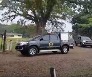 Vehículos de la Atic cuando se aprestaban a ingresar a la Universidad Nacional de Agricultura (UNA).