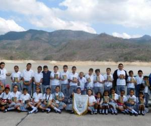 Los alumnos de la Escuela Prevocacional Raúl zaldívar en su visita a la represa La Concepción. Foto: EL HERALDO.
