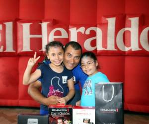 Luis Macía Jiménes posa junto a sus pequeñas y sus regalos al ser coronado como el Súper Papá 2017 de EL HERALDO (Foto: EL HERALDO)