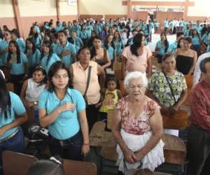 Se está instruyendo al personal de los centros de aprendizaje para que concienticen a los beneficiarios de este proyecto a que los estudiantes no pueden incurrir en otros gastos para favorecerlos en este proceso.