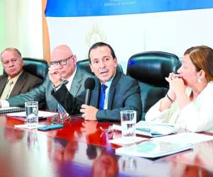 José Ortega, director de presupuesto; Carlos Borjas, subsecretario; Wilfredo Cerrato, secretario; y Rocío Tábora, subsecretaria, presentaron el proyecto de presupuesto 2018.