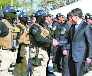 El presidente de la República, Juan Orlando Hernández, saluda a los miembros de Fusina, a quienes felicitó por los resultados alcanzados entre 2014 y 2017, que él considera exitosos.