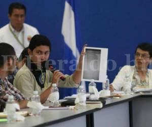 Los universitarios presentaron una propuesta para que se resuelva la situación de los 75 universitarios encausados, facilitando así la solución a la crisis de la UNAH (Foto: Alex Pérez/ El Heraldo).